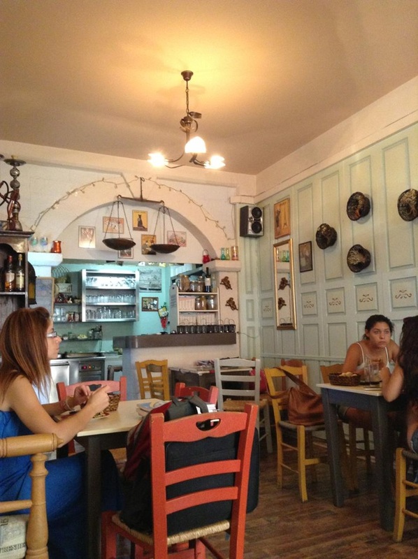 Dining in Rethymno. Meze place.